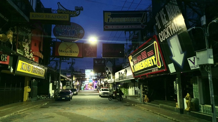 Pattayas weltberühmte Walking Street befindet saich auch im Oktober noch im tiefen Corona-Koma. Foto: Jahner