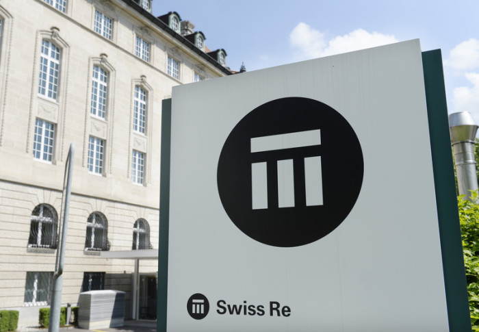 Ein Aktenfoto mit dem Logo der Schweizer Rückversicherungsgesellschaft Swiss Re, fotografiert in Zürich. Foto: epa/Steffen Schmidt