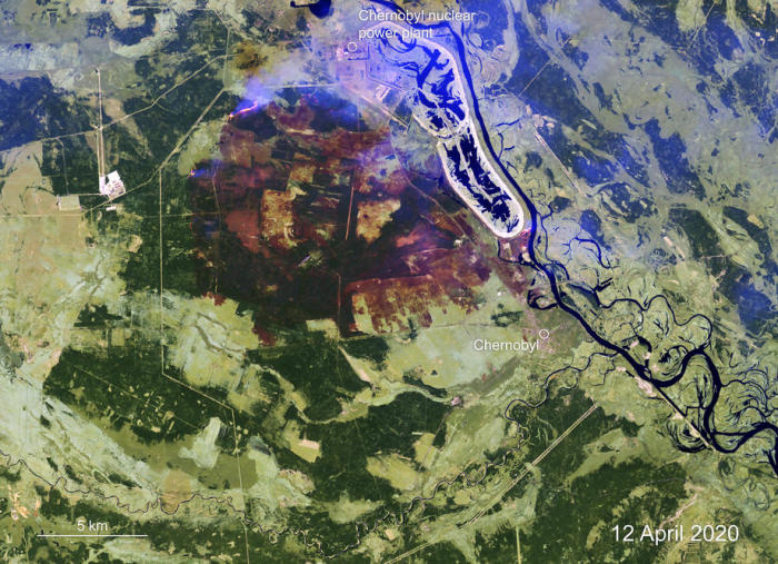 Das Bild wurde von Kopernikus Sentinel-2 aufgenommen. Man erkennt die thermische Anomalien und durch den Rauch verbrannte Bereiche des verbrannten Gebiets um Tschernobyl. Foto: epa/Esa