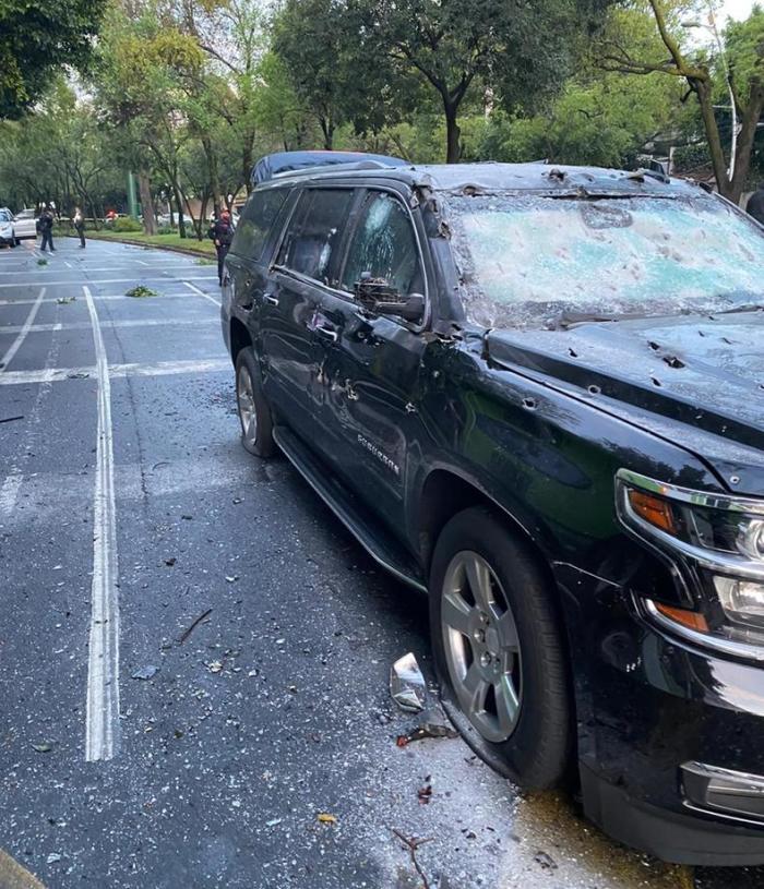 Ein von der Staatsanwaltschaft von Mexiko-Stadt zur Verfügung gestelltes Handout-Foto zeigt einen Blick auf das Auto und den Ort, an dem der Sicherheitschef von Mexiko-Stadt, Omar Garcia Harfuch, in Mexiko-S... Foto: Staatsanwaltschaft epa/Mexiko