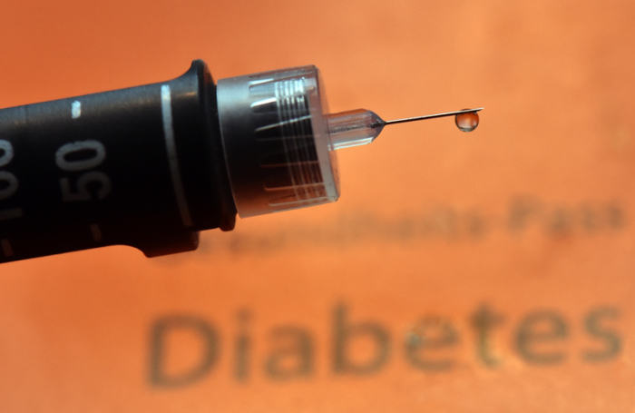 Ein Tropfen Insulin hängt an der Nadel einer wiederverwendbaren Spritze, einem sogenannten Pen. Foto: Matthias Hiekel/Dpa-zentralbild/dpa 
