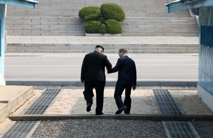 Südkoreas Präsident Moon Jae In (r.) und Nordkoreas Machthaber Kim Jong Un (l.). Foto: epa/Korea Summit Press Pool