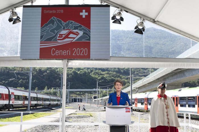 Die Schweizer Bundespräsidentin Simonetta Sommaruga (2-R) spricht während der offiziellen Eröffnungsfeier des Ceneri-Basistunnels in Camorino. Foto: epa/Gaetan Bally