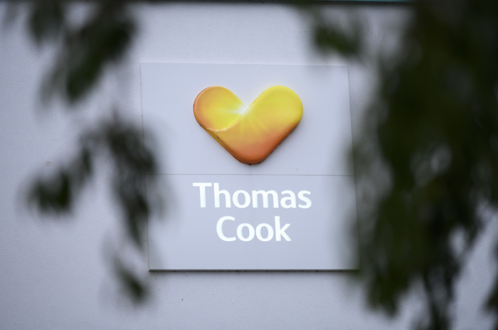 Das Logo des britischen Reisekonzerns Thomas Cook an der Zentrale des deutschen Ablegers. Foto: Silas Stein/Dpa