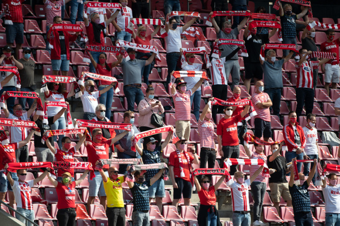 DFB-Pokal, VSG Altglienicke - 1. FC Köln, 1. Runde. Köler Fans feiern ihre Mannschaft. 300 Fans durften zuschauen. Foto: Federico Gambarini/dpa