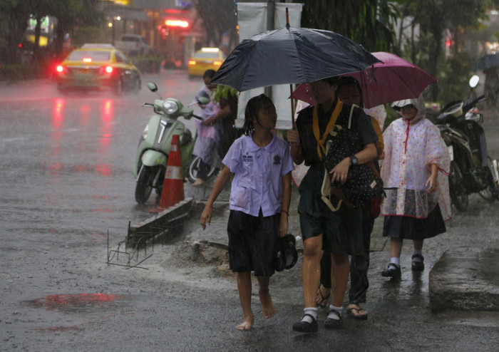 Auch in den nächsten Tagen gilt: Regenschirm nicht vergessen. Foto: epa/Narong Sangnak