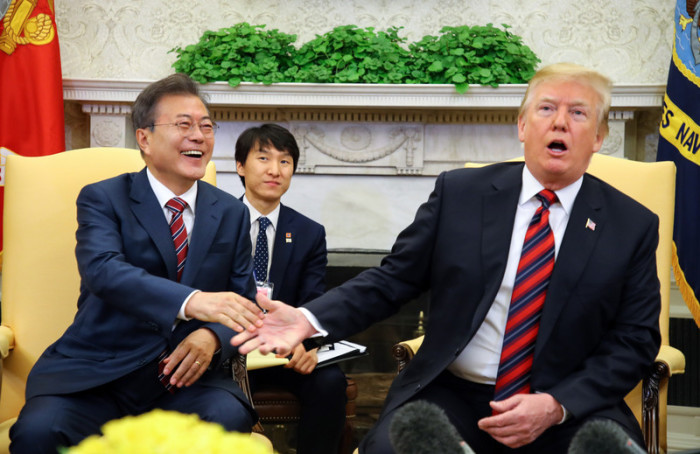 Der südkoreanische Präsident Moon Jae-in (l.) und US-Präsident Donald J. Trump. Foto: epa/Yonhap