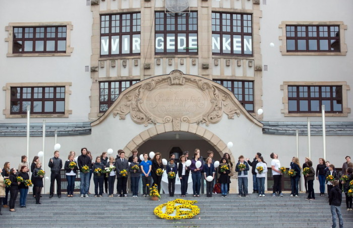 Eine frühere Gedenveranstaltung des Gutenberg-Gymnasiums in Erfurt. Foto: epa/Michael Reichel