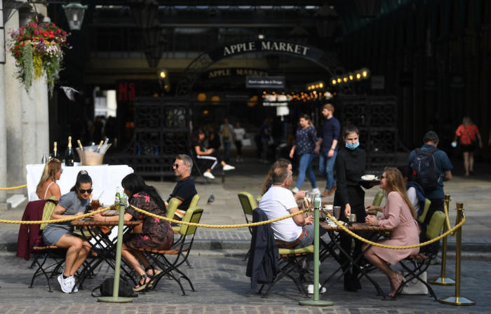 Leute trinken in einer Bar in Covent Garden in London. Foto: epa/Neil Hall