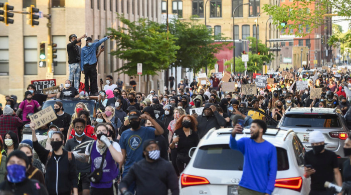 Demonstranten marschieren durch die Innenstadt von Minneapolis als Reaktion auf den Tod von George Floyd. Foto: epa/Craig Lassig
