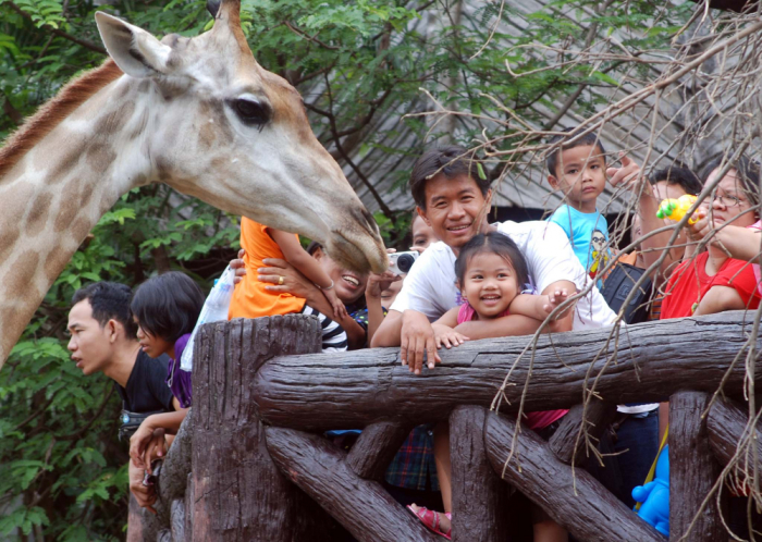 Besucher im Bangkoker Dusit Zoo. Foto: The Nation