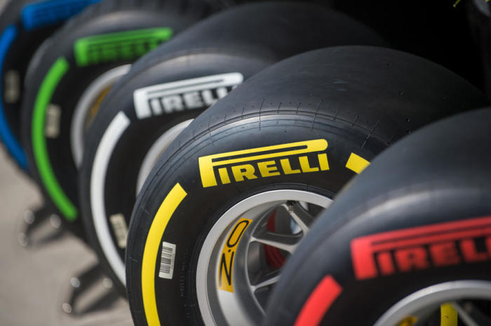 Im Fahrerlager auf dem Hungaroring in Mogyorod sind Pirelli-Reifen zu sehen. Foto: epa/Zoltan Balogh