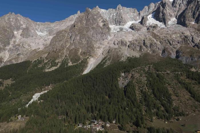 Eine Gesamtansicht des Planpinceux-Gletschers auf dem Mont Blanc. Foto: epa/Riccardo Dalle Luche