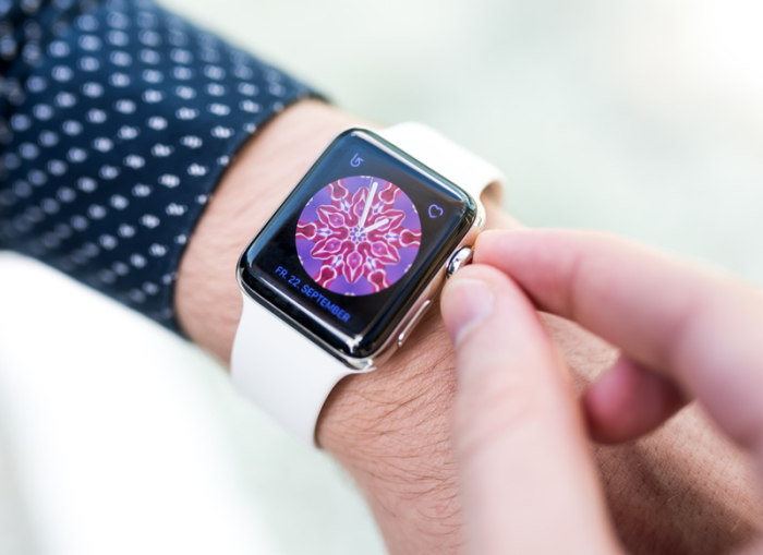 Die Apple Watch kann nun auch unabhängig vom iPhone kommunizieren. Fotos: Alexander Heinl/dpa-tmn
