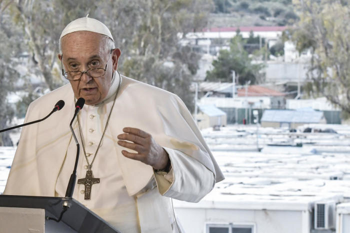 Papst Franziskus hält eine Rede bei einem Treffen mit Flüchtlingen im Aufnahme- und Identifizierungszentrum (RIC) in Mytilene auf der Insel Lesbos. Foto: epa/Louisa Gouliamaki