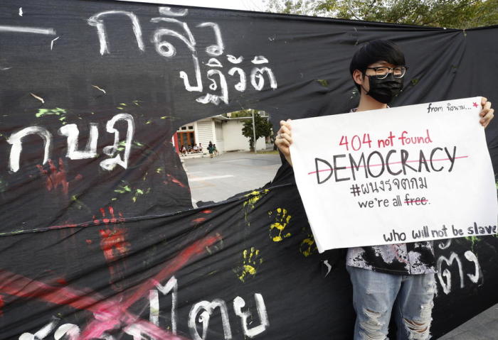 Studenten in Bangkok protestieren gegen das Establishment. Foto: epa/Narong Sangnak