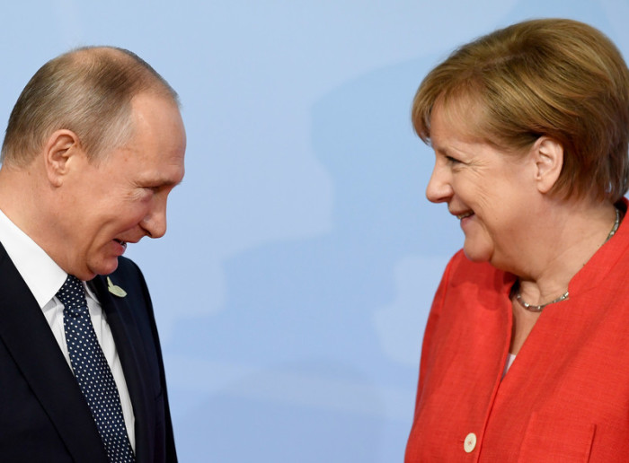 Der russische Präsident Wladimir Putin und die deutsche Bundeskanzlerin Angela Merkel. Foto: epa/Daniel Kopatsch