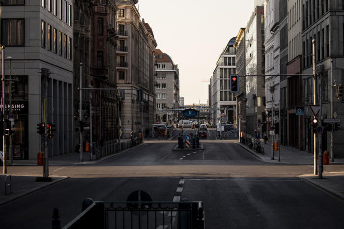 Blick auf eine fast leere Friedrichstraße im Bezirk Mitte in Berlin. Foto: epa/Omer Messinger