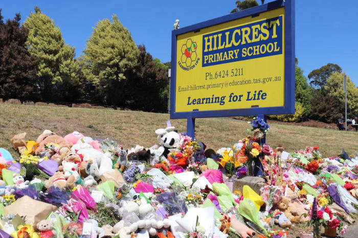 Blumen und Ehrungen vor der Hillcrest Primary School in Devonport, Tasmanien. Foto: epa/Ethan James