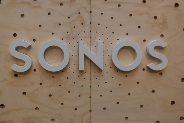 Der Schriftzug der Firma Sonos aufgenommen bei einer Produkt-Präsentation in San Francisco. Foto: Christoph Dernbach/Dpa