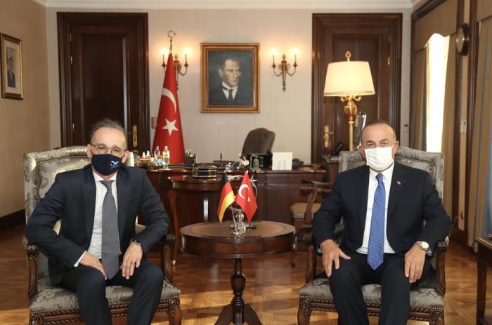 Der deutsche Außenminister Heiko Maas (L) und den türkischen Außenminister Mevlut Cavusoglu (R), wie sie vor ihrem Treffen in Ankara posieren. Foto: epa/Fatih Aktas