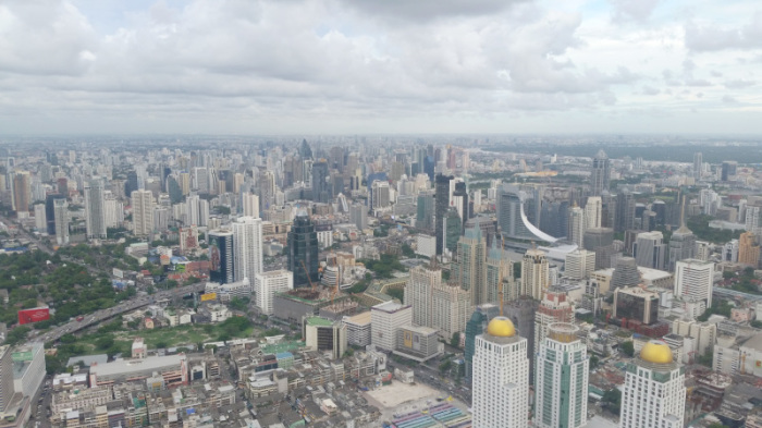Nichts für Höhenangstgeplagte! Von der Aussichtsterrasse in der 84. Etage des Baiyoke 2 Towers hat man einen Fernblick über Bangkok und das Umland. Mit 304 Metern handelt es sich um das zweithöchste Gebäude Thailands. Foto: Jahner