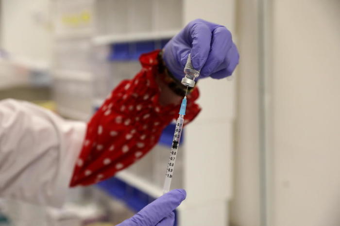 Eine Oberschwester bereitet eine Spritze mit dem Pfizer-BioNTech-Impfstoff COVID-19 vor. Foto: epa/Abir Sultan
