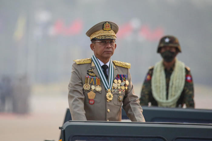 Der militärische Oberbefehlshaber Myanmars, Senior General Min Aung Hlaing (L), nimmt an einer Parade teil. Foto: epa/Stringer