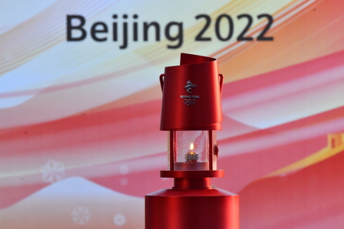Die Olympische Flamme für die Olympischen Winterspiele 2022 ist auf der Flammen-Ausstellungstour im Shougang-Park zu sehen. Die Olympischen Winterspiele in Peking finden vom 4. bis zum 20. Februar 2022 statt. Foto: Zhang Chenlin/Xinhua/dpa
