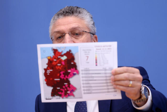 Der Präsident des Robert-Koch-Instituts, Lothar Wieler, zeigt auf einer Pressekonferenz eine Deutschlandkarte, auf der die Ausbreitung der Coronavirus-Krankheit (COVID-19) dargestellt ist. Foto: epa/Filip Singer