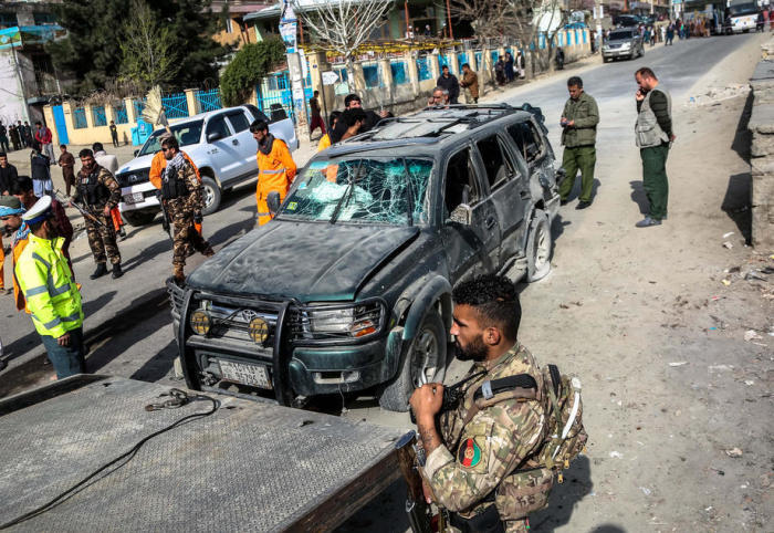 Mitarbeiter der Sicherheitsdienste versammeln sich nach einer Bombenexplosion in Kabul. Foto: epa/Hedayatullah Amid