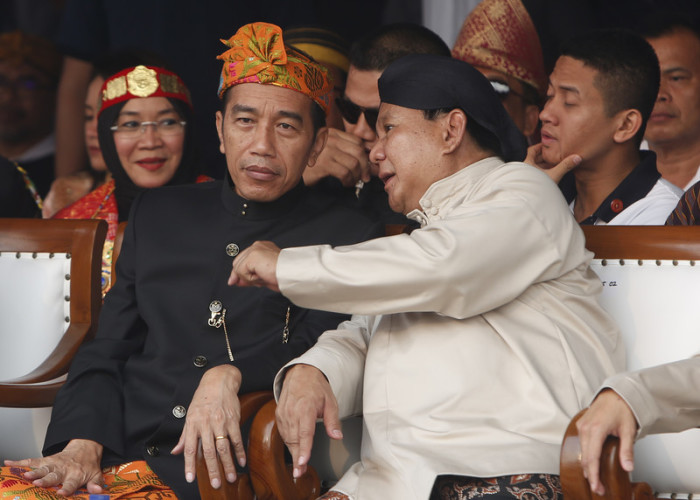 Präsident Joko Widodo (l.) und sein Herausforderer Prabowo Subianto (r.). Foto: epa/efe/Adi Weda