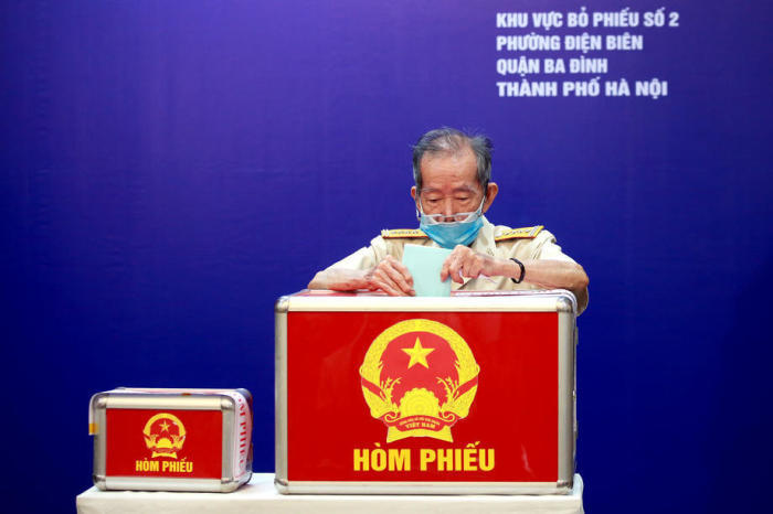 Ein Veteran steckt am Wahltag in einem Wahllokal in Hanoi seine Stimmzettel in eine Wahlurne. Foto: epa/Luong Thai Linh
