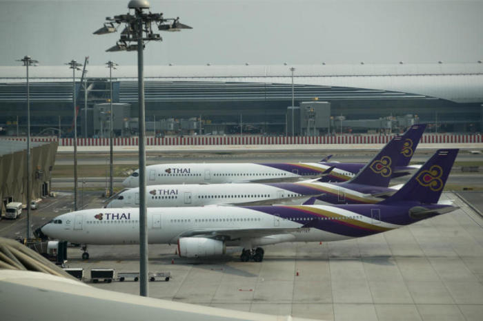 Thai-Airways-Maschinen parken am Heimatflughafen Suvarnabhumi in Bangkok. Die staatliche Pleiteairline hat ausstehende Schulden in Höhe von 200 Milliarden Baht. Foto: epa/Diego Azubel