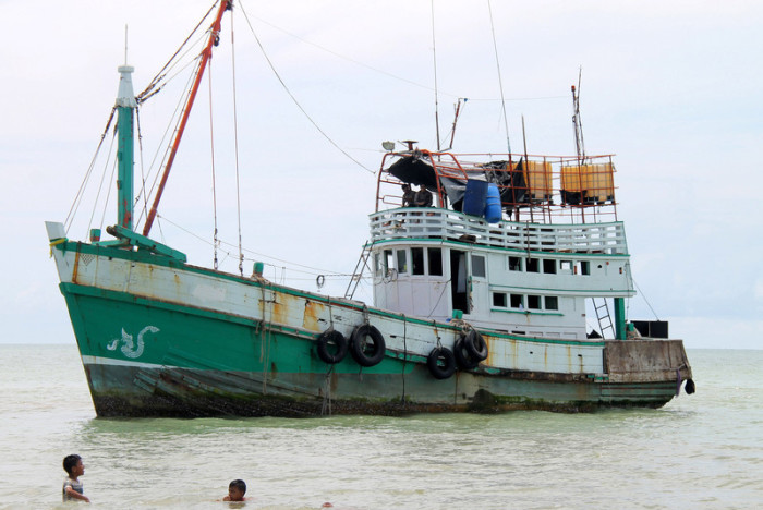 Im Bild ein thailändisches Fischerboot, mit dem Flüchtlinge nach Indonesien geschleust wurden. In den vergangenen Tagen sind mehr als 1.500 Flüchtlinge gerettet worden. Foto: epa/STR