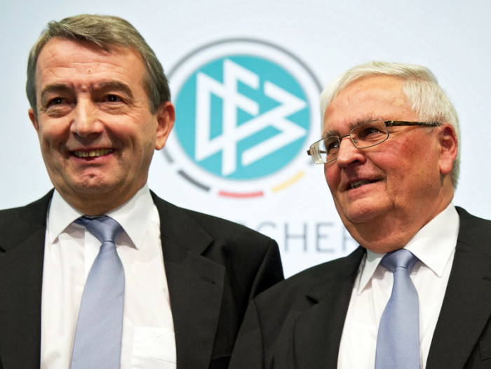 DFB-Funktionäre Wolfgang Niersbach und Theo Zwanziger. Foto: epa/Arne Dedert