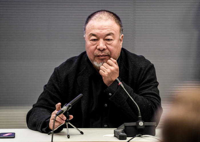 Ai Weiwei präsentiert Wuhan-Dokumentation in Berlin. Foto: epa/Filip Singer