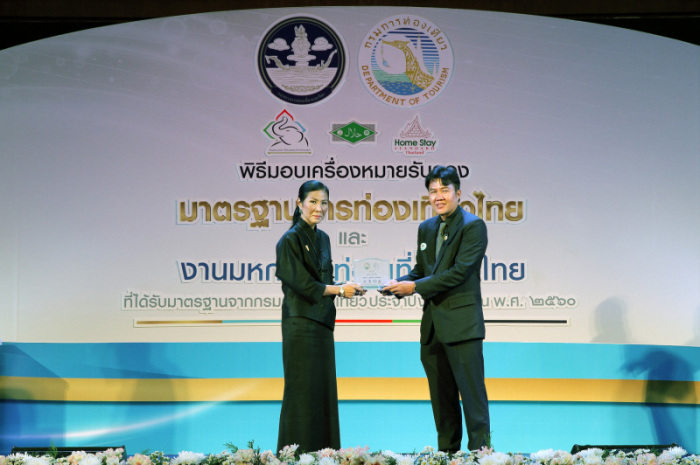Die Vier-Sterne-Plakette wurde Verkaufsdirektor Panom Anuan (r.) von Tourismus- und Sportministerin Kobkarn Wattanavrangkul (l.) während einer feierlichen Zeremonie überreicht. Fotos: Thai Garden Resort