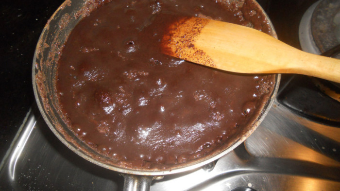 Zusammen mit viel Zucker und etwas Milch werden die gemahlenen Kakaobohnen aufgekocht: Rohschokolade. Fotos: hf