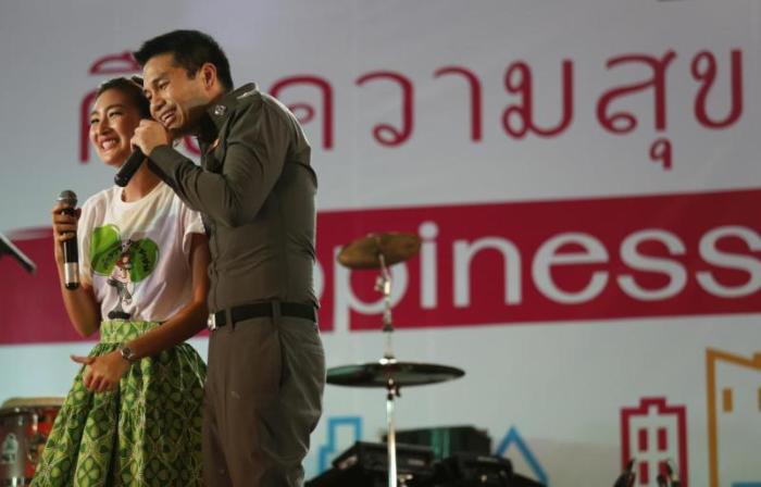 Polizeikommissar Hmee und die thailändische Sängerin Pancake heizen den Besuchern des 'Bring Back Happiness to Thai People'-Festivals im Bangkoker Lumpini-Park ein.
