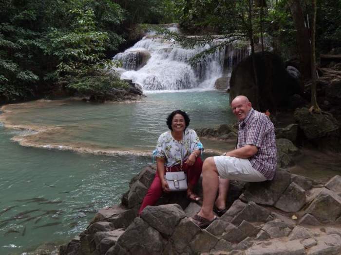 Ingo (r.) und Jen (l.) verbindet ihre große Reiselust. Das Bild zeigt das deutsch-thailändische Paar im Erawan-Nationalpark.