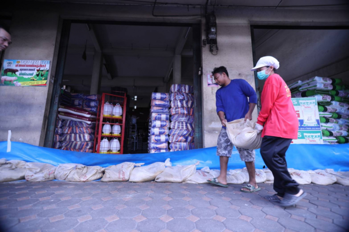 Mit Sandsäcken probieren die betroffenen Menschen ihre Häuser vor den Fluten zu schützen. Foto: The Nation