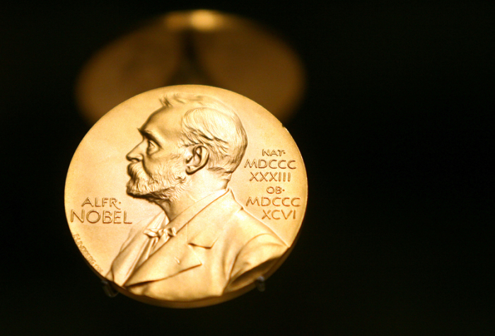 Eine Medaille mit dem Konterfei von Alfred Nobel ist im Nobel Museum zu sehen. Foto: Kay Nietfeld/Dpa