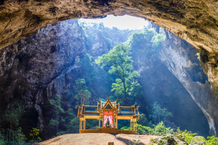 Die Praya-Nakhon-Höhle in Khao Sam Roi Yot beherbergt den Kuha-Karuhas-Pavillon zu Ehren König Chulalongkorns.  Foto: nuclear_lily / Fotolia.com