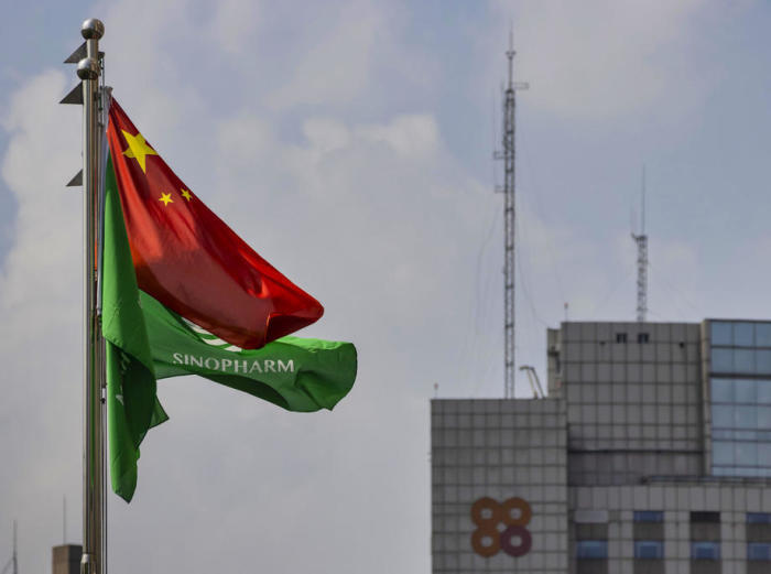 Am Hauptsitz des Unternehmens in Shanghai weht eine Flagge mit dem Sinopharm-Firmenlogo. Foto: epa/Alex Plavevski