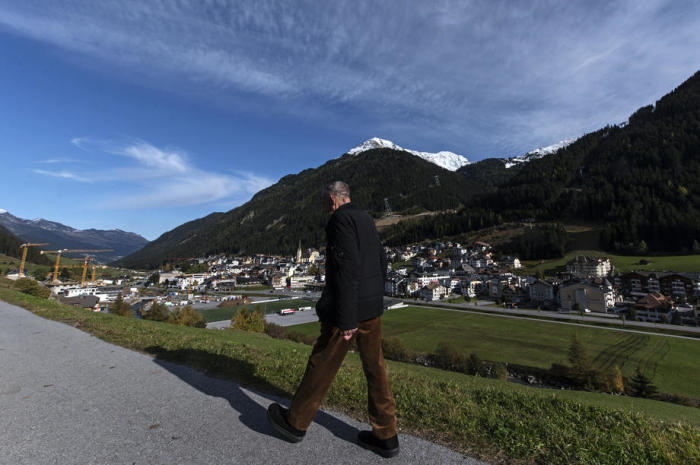 Ein Mensch spaziert im Tiroler Wintersportort Ischgl. Foto: epa/Christian Bruna