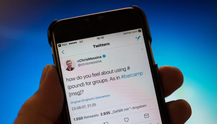 Der erste Tweet mit einem Hashtag beim Kurznachrichtendienst Twitter ist am 21.08.2017 auf einem Smartphone in Berlin zu sehen. Der Tweet wurde am 23. August 2007 vom US-Amerikaner Chris Messina abgeschickt. Foto: epa/Bernd Von Jutrczenka