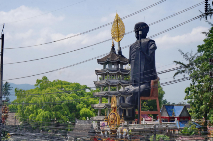 Die 35 Meter hohe Statue zu Ehren des bekannten toten Mönches Luang Por Cham sorgt für Diskussion. Fotos: Phuket Gazette