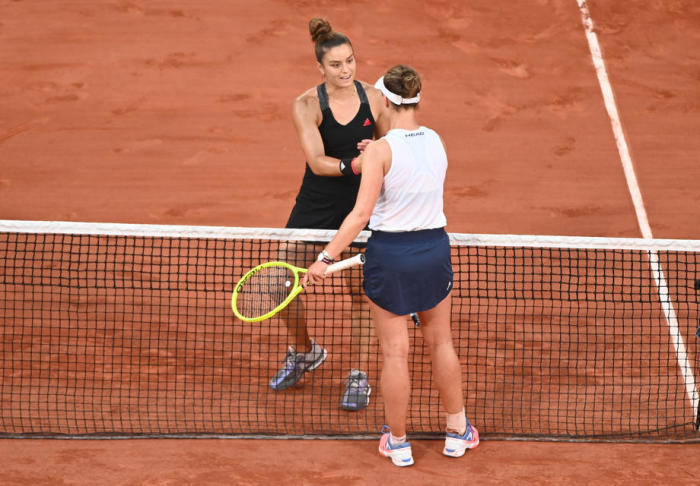 Die tschechische Spielerin Barbora Krejcikova (vorne) reagiert nach ihrem Sieg im Halbfinale des Dameneinzels gegen die Griechin Maria Sakkari (oben). Foto: epa/Caroline Blumberg