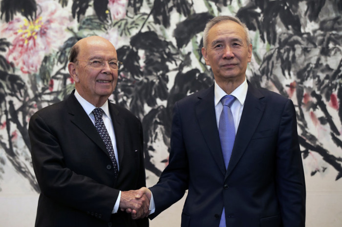 US-Handelsminister Wilbur Ross (l.) schüttelt dem chinesischen Vizepremier Liu He (r.) die Hand. Archivbild: epa/Andy Wong